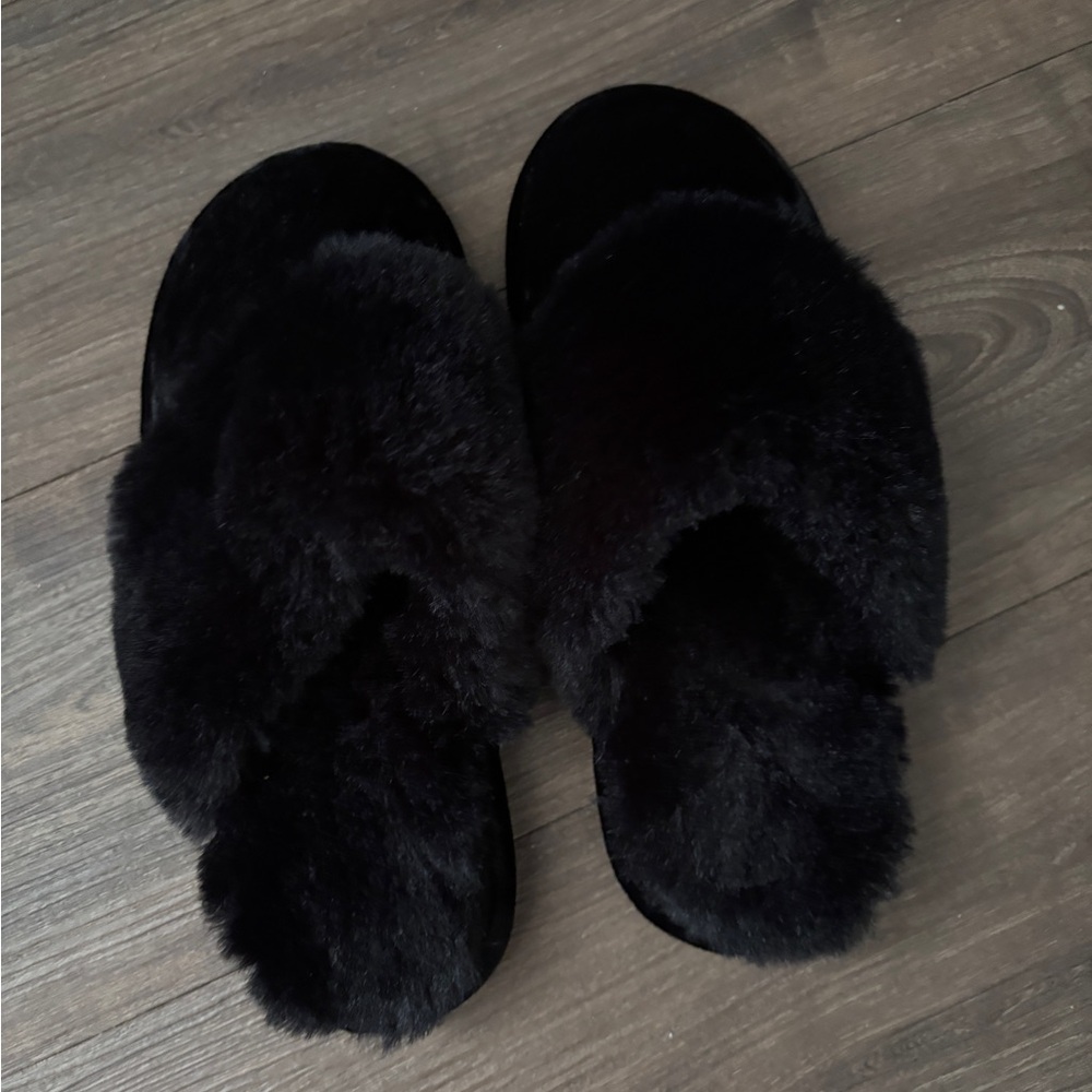 Ann Taylor Factory black fuzzy slippers size S (5-6)